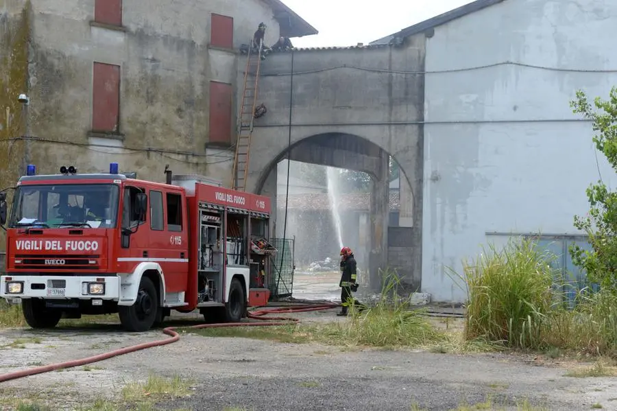 L'incendio in cascina e i Vigili del fuoco al lavoro