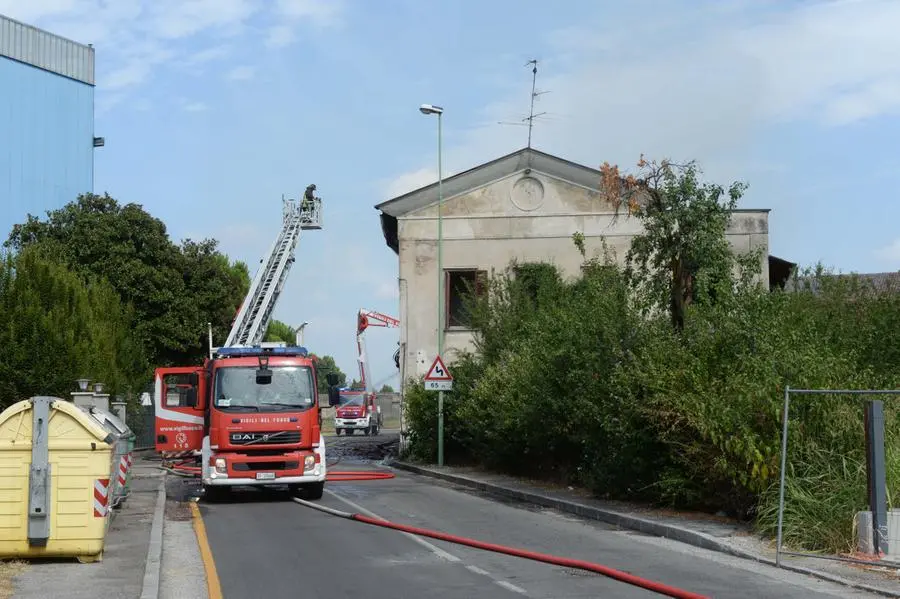 L'incendio in cascina e i Vigili del fuoco al lavoro