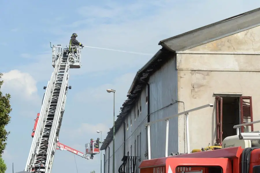 L'incendio in cascina e i Vigili del fuoco al lavoro