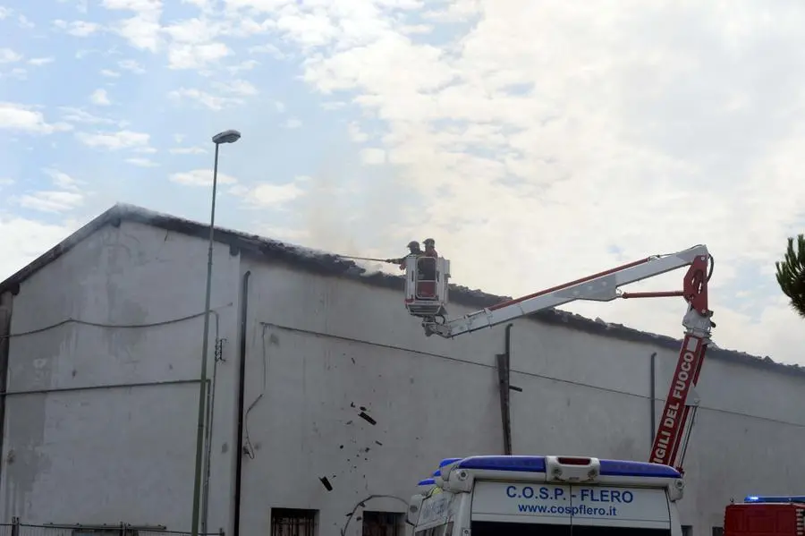L'incendio in cascina e i Vigili del fuoco al lavoro