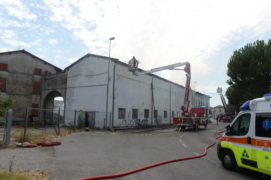 L'incendio in cascina e i Vigili del fuoco al lavoro