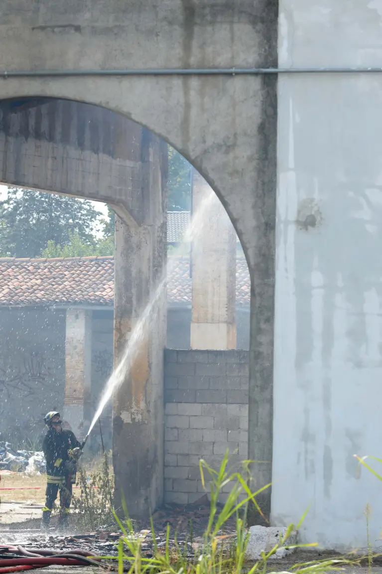 L'incendio in cascina e i Vigili del fuoco al lavoro