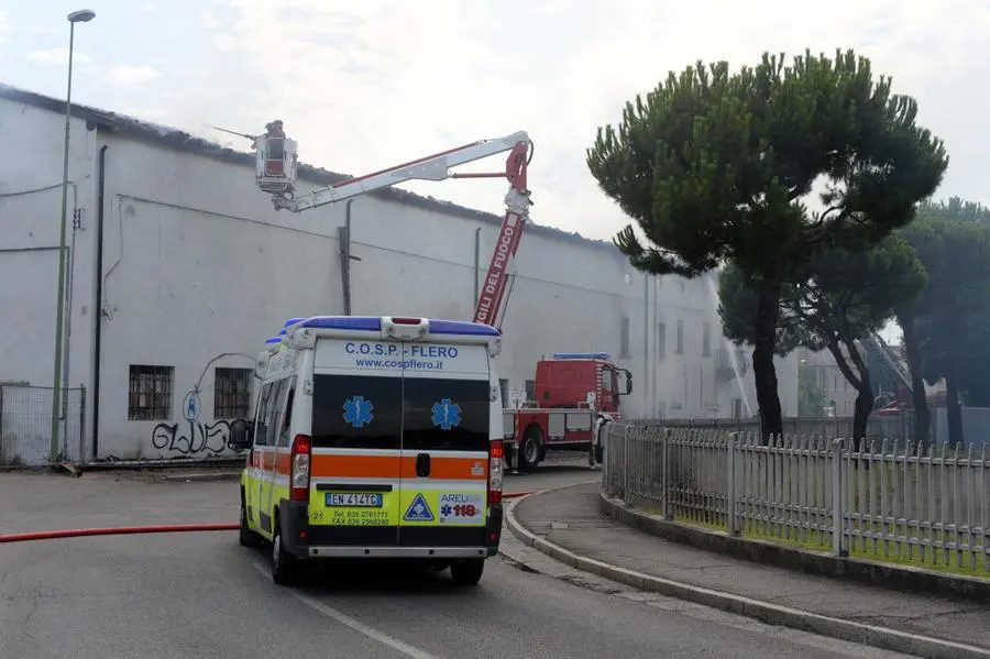 L'incendio in cascina e i Vigili del fuoco al lavoro