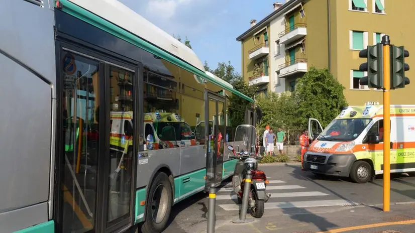 Bus e scooter all'incrocio