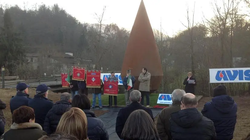 La goccia di sangue in acciaio ideata all'Accademia Santa Giulia per l'Avis valsabbina