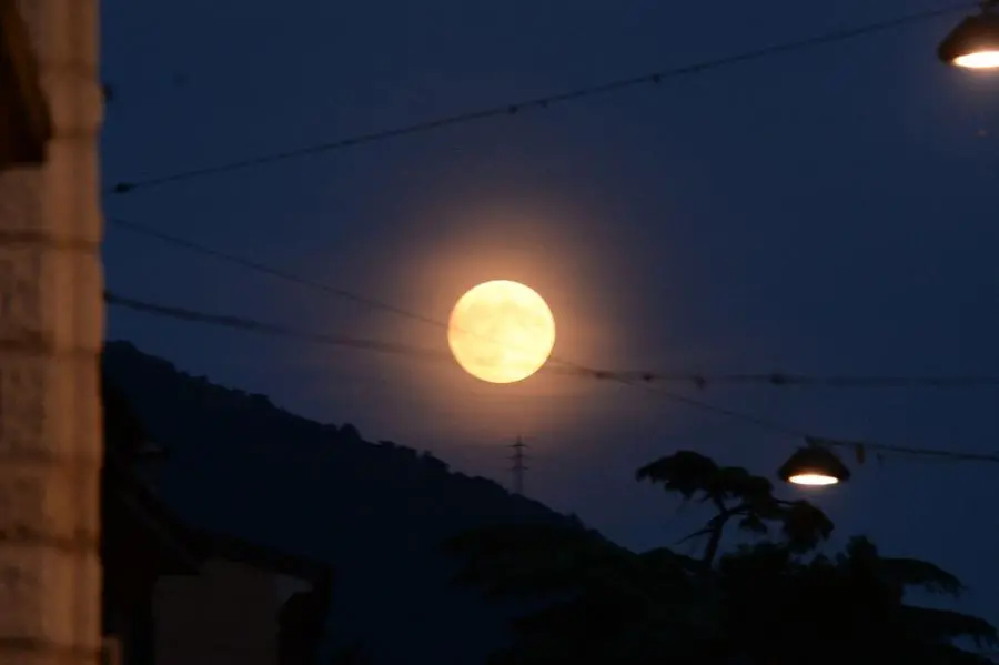 La Luna piena vista dalla città