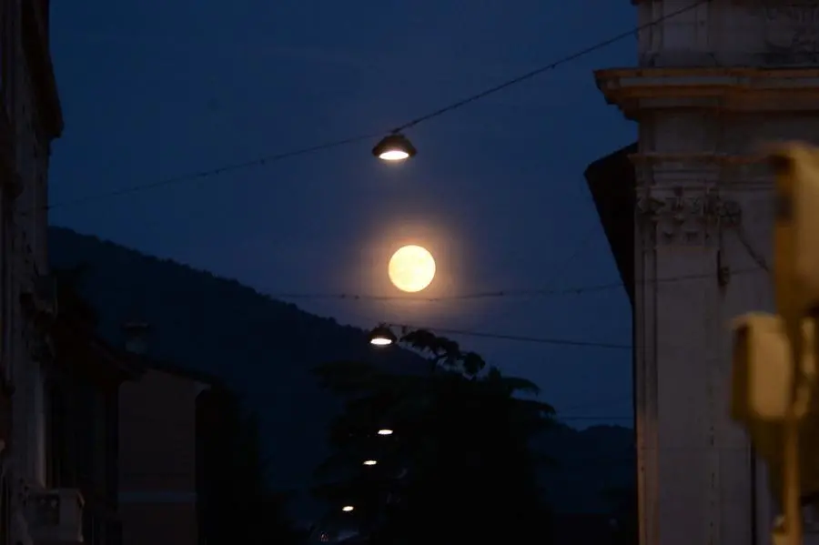 La Luna piena vista dalla città