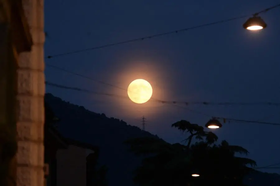 La Luna piena vista dalla città