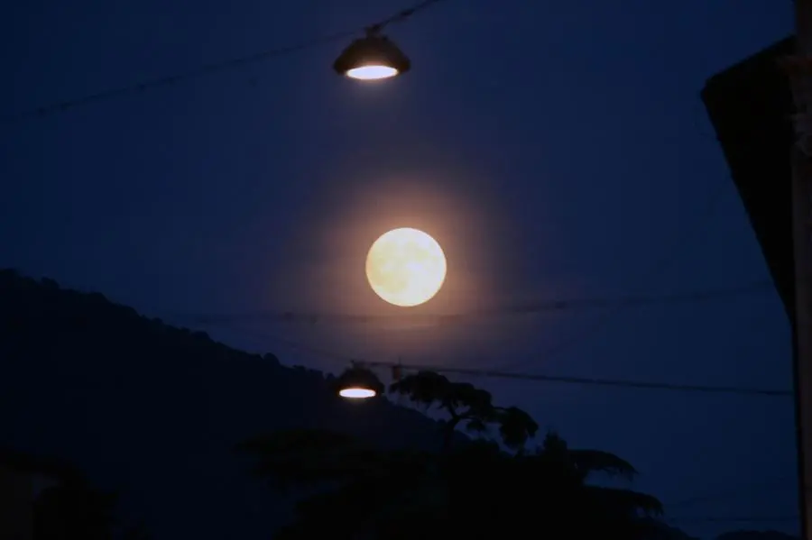 La Luna piena vista dalla città