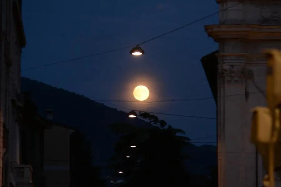 La Luna piena vista dalla città