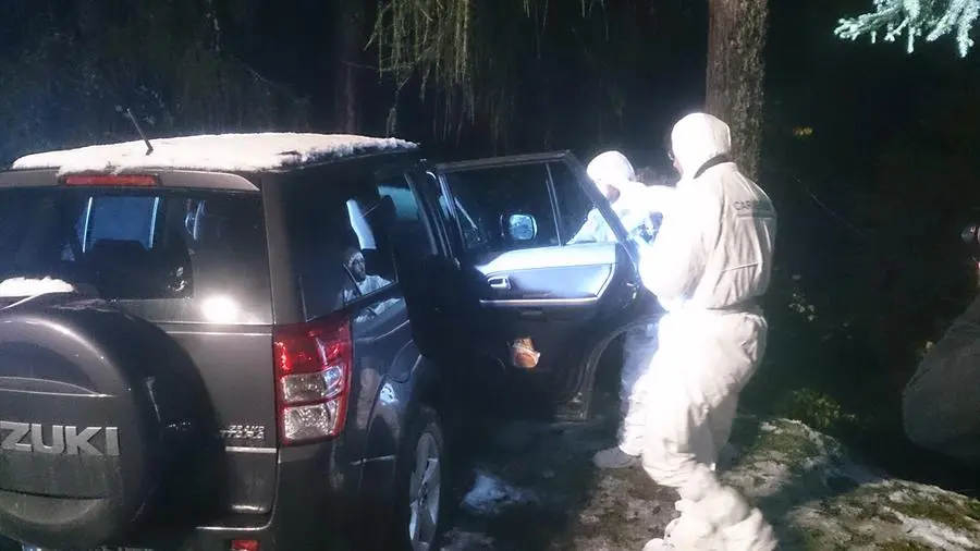 Carabinieri al lavoro sull'auto di Ghirardini