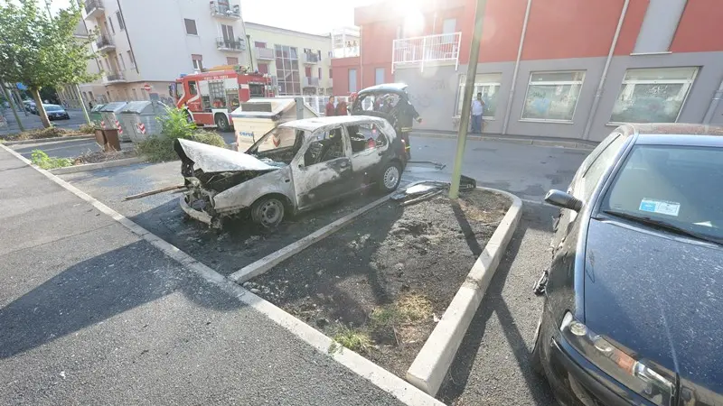 La Golf divorata dalle fiamme