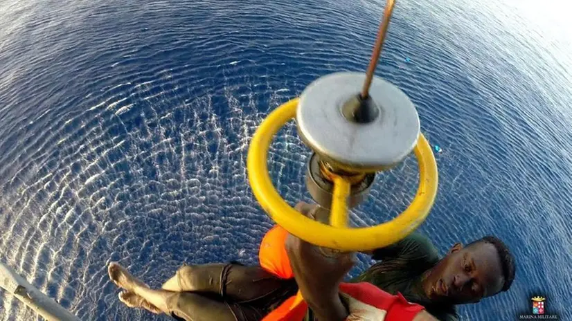 Il salvataggio di un migrante nello stretto di Sicilia