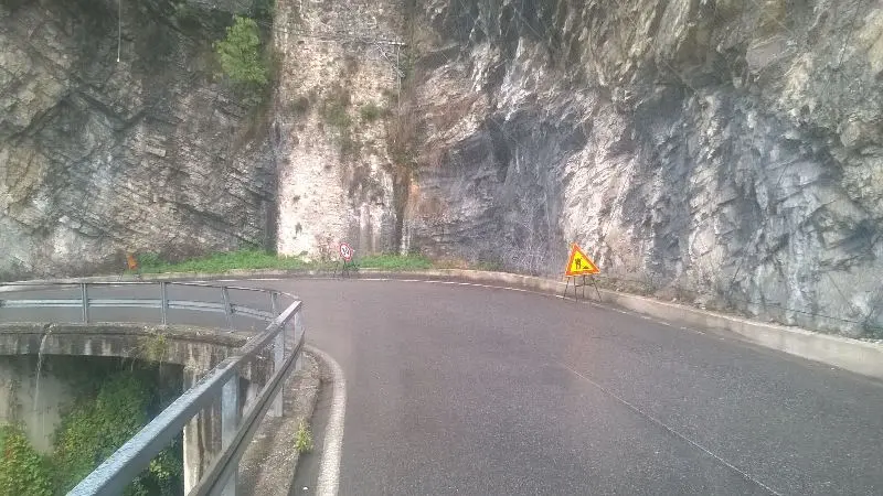 Tignale, masso incombe sulla strada