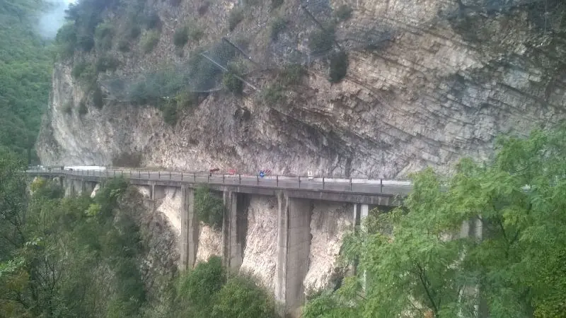 Tignale, masso incombe sulla strada