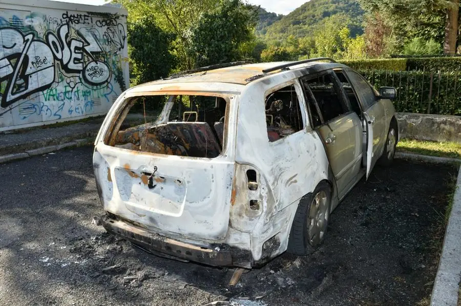L'auto incendiata in via Zammarchi