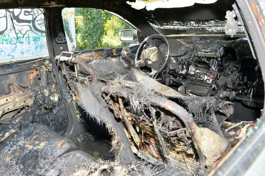 L'auto incendiata in via Zammarchi