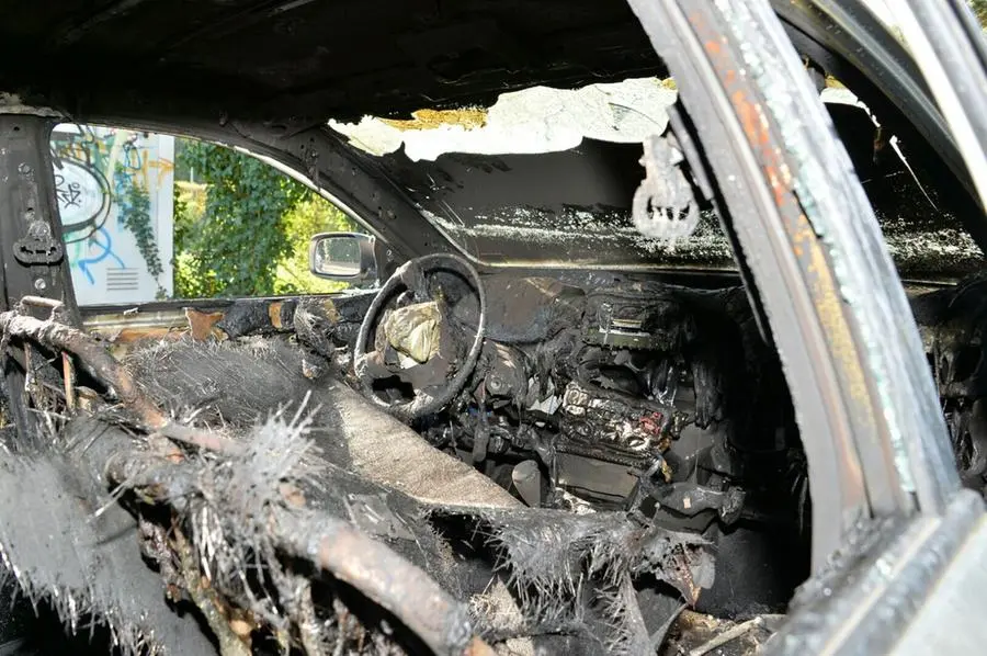 L'auto incendiata in via Zammarchi