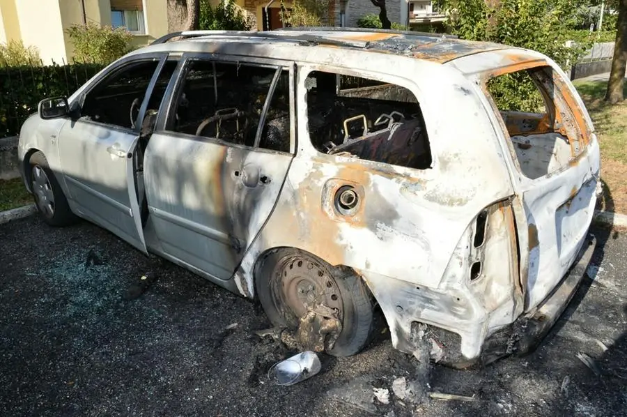 L'auto incendiata in via Zammarchi
