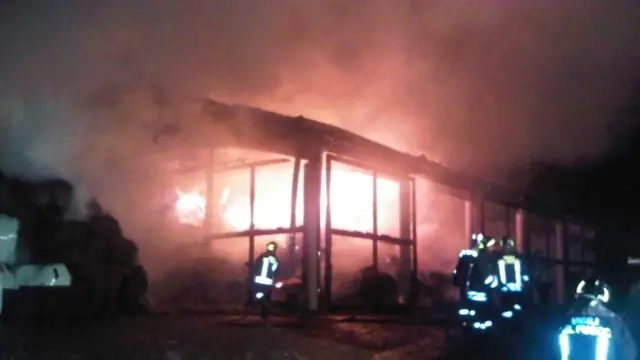 Cascina in fiamme in una foto di archivio