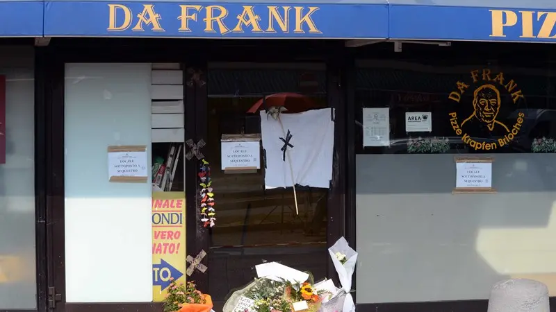 Fiori deposti davanti alla pizzeria «Da Frank» ora sotto sequestro