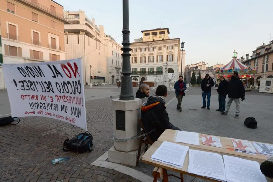 La protesta degli studenti in piazza Mercato