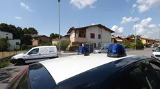 Carabinieri fuori dalla casa di Marco Seramondi che si è chiuso in silenzio