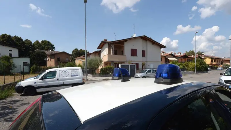 Carabinieri fuori dalla casa di Marco Seramondi che si è chiuso in silenzio