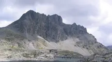 Il Rifugio Tita Secchi visto dal lago della Vacca