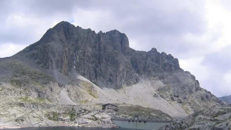 Il Rifugio Tita Secchi visto dal lago della Vacca