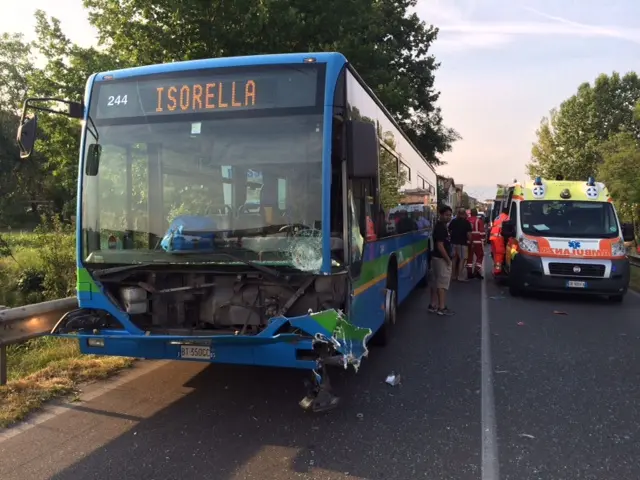 San Zeno, violento schianto tra moto e pullman