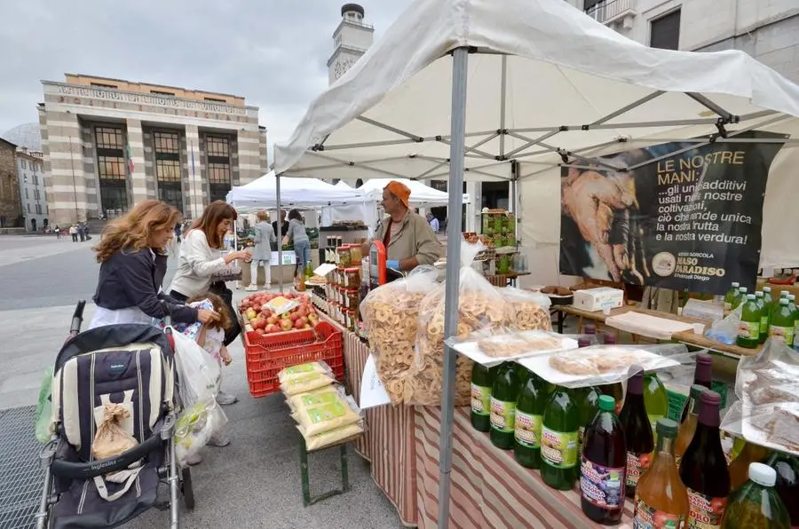 Il mercato bio in piazza Vittoria