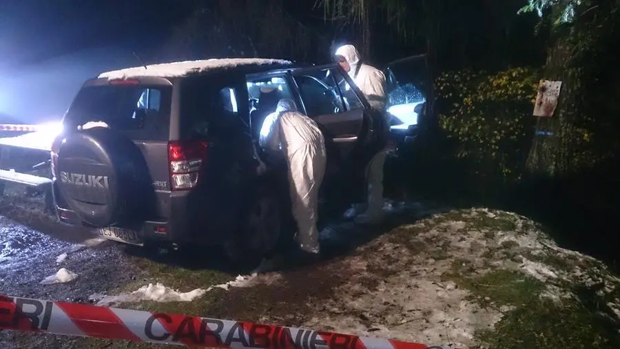 Carabinieri al lavoro sull'auto di Ghirardini