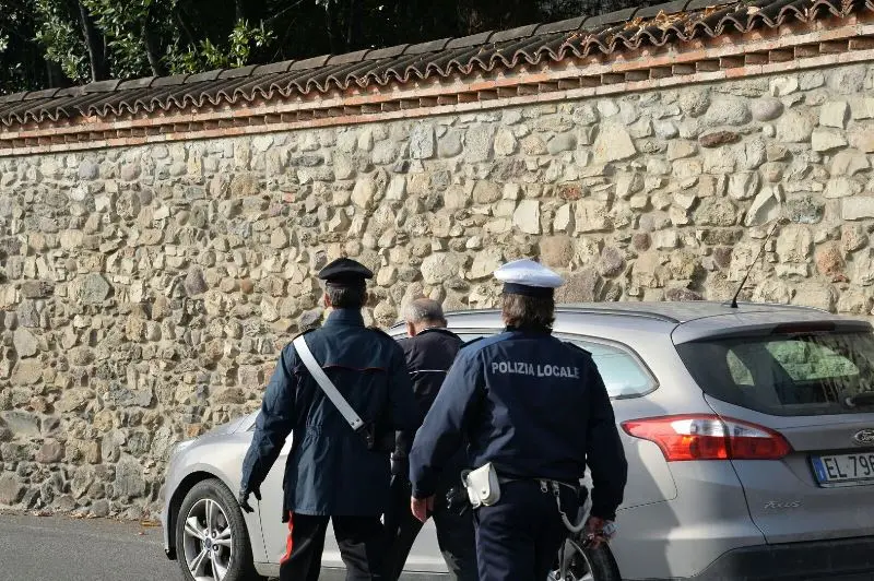 Carabinieri fuori dall'abitazione in cui si è consumato il delitto