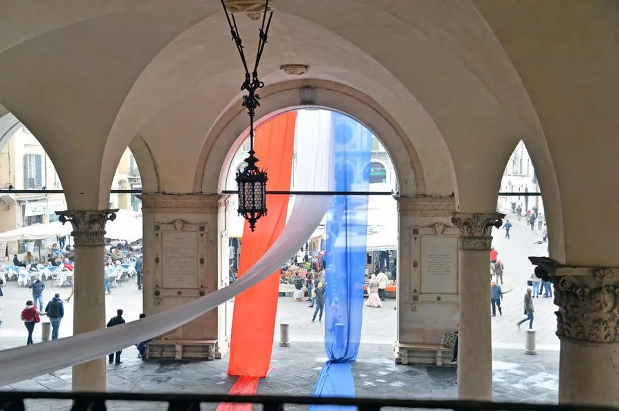 La bandiera francese fuori dalla Loggia