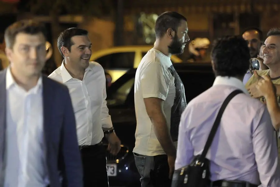 Tsipras trionfa in Grecia, la piazza esulta