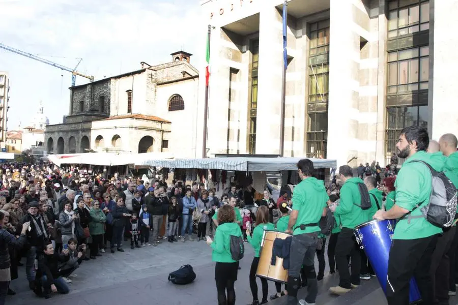 L'inaugurazione del nuovo mercato del sabato mattina
