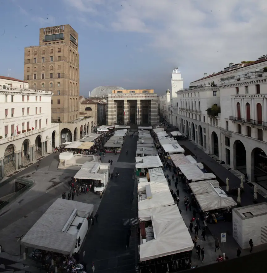 L'inaugurazione del nuovo mercato del sabato mattina