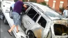 Auto in fiamme a Nave