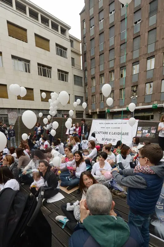 Flash mob per l'allattamento