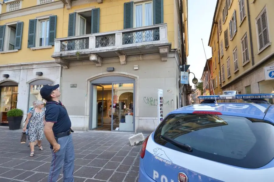 Un pezzo di balcone cade in corso Zanardelli