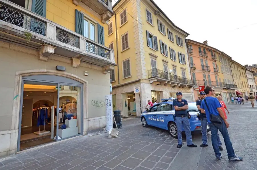 Un pezzo di balcone cade in corso Zanardelli