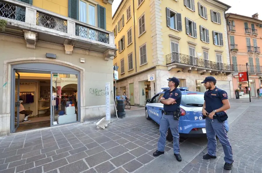 Un pezzo di balcone cade in corso Zanardelli