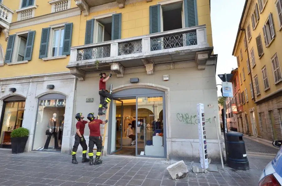 Un pezzo di balcone cade in corso Zanardelli