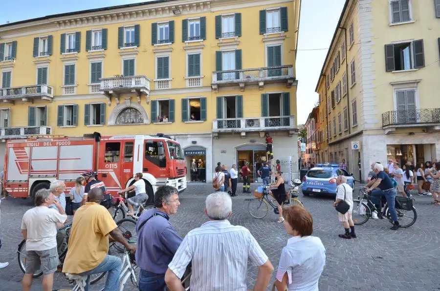 Un pezzo di balcone cade in corso Zanardelli
