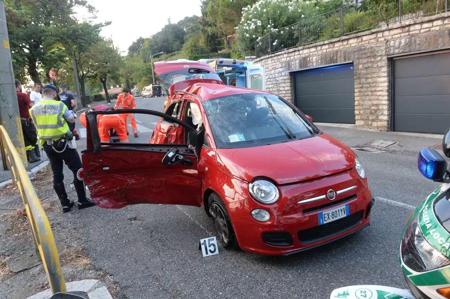 La Fiat 500 a bordo della quale viaggiava la ragazza che ha perso la vita