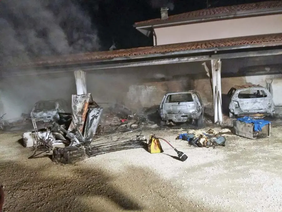 Incendio a Muscoline, distrutte quattro auto