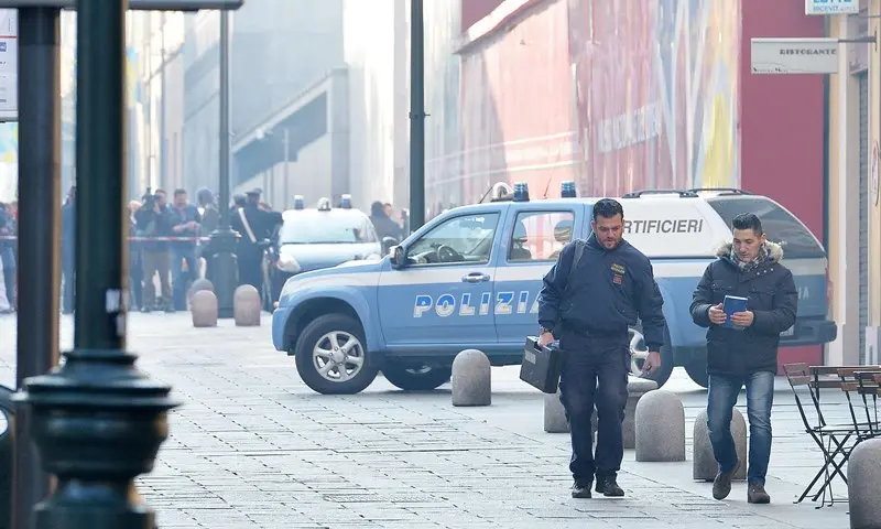 Forze dell'ordine fuori dalla Mole Antonelliana