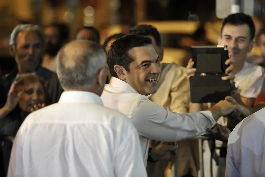 Tsipras trionfa in Grecia, la piazza esulta