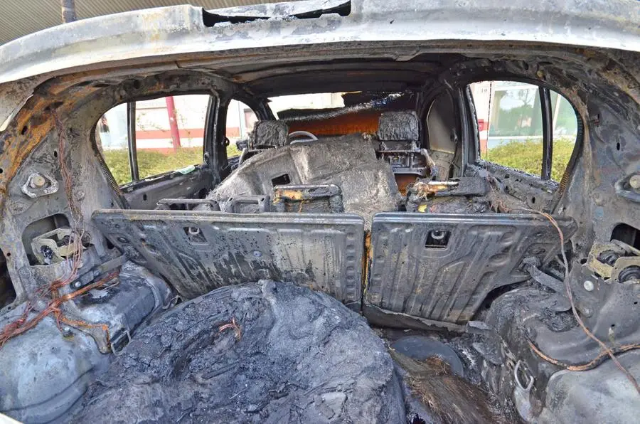 L'auto bruciata in via Chiusure